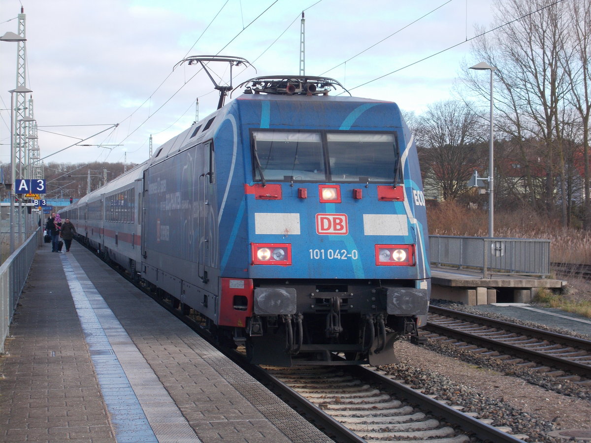 Magre Ausbeute in diesem Jahr an Foto`s von Werbe 101er.Am 29.November 2016 doch nochmal Glück gehabt,so das mir die 101 042,mit dem IC 2213 Binz-Stuttgart,in Bergen/Rügen vor die Linse kam.