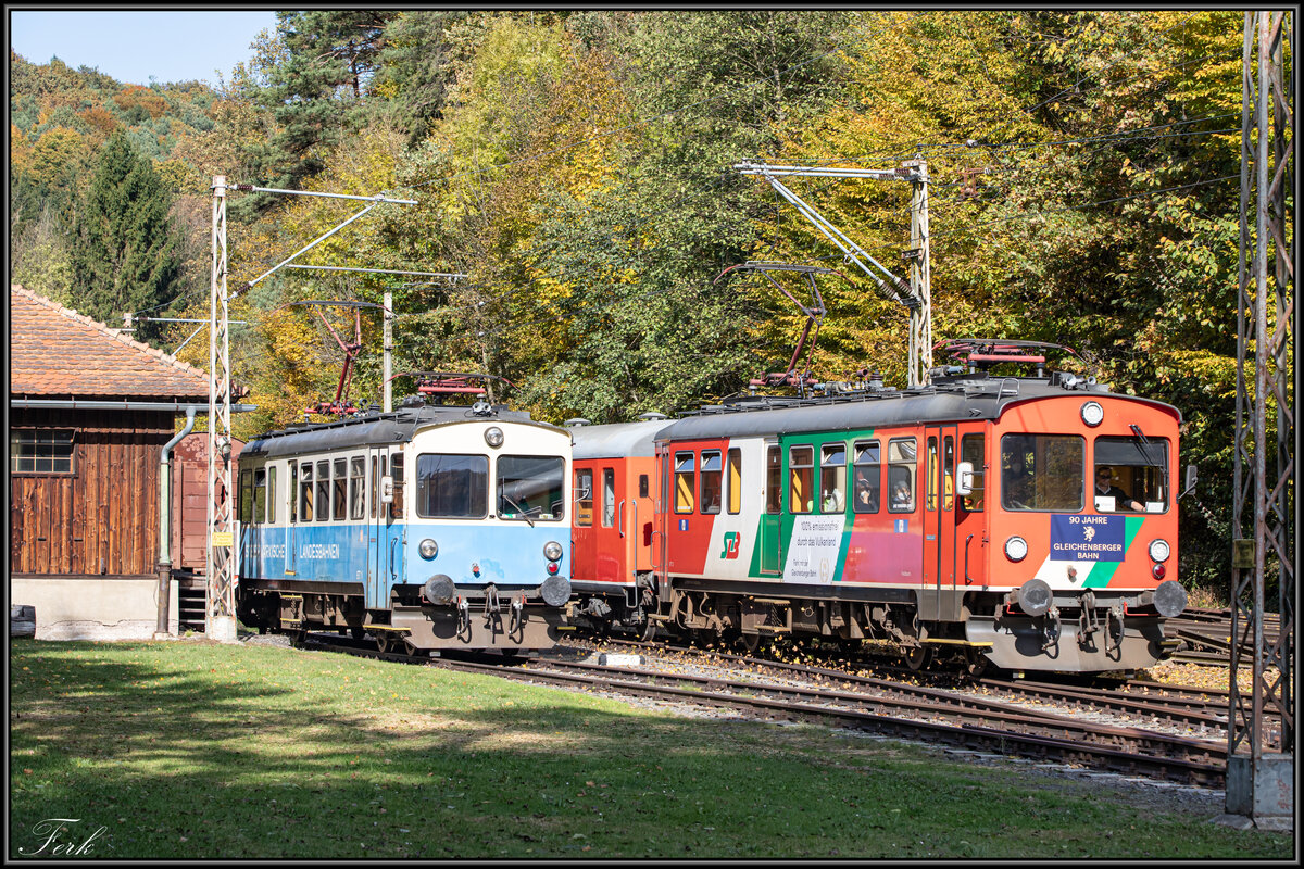 Maierdorf am 23.10.2021. 
Der Planmäßige Zug geführt vom ET2 begegnet dem für Fotozwecke verkehrenden ET1 der sich in Gleis 2 vor dem Güterschuppen aufgestellt hat . 
