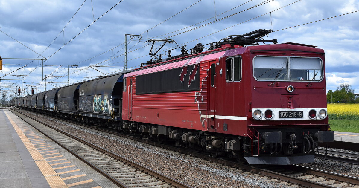 Maik Ampft Eisenbahndienstleistungen, Limbach-Oberfrohna mit ihrer  155 219-9  (NVR:  91 80 6155 219-9 D-MAED ) und einem Getreidezug am 18.04.24 Höhe Bahnhof Rodleben.