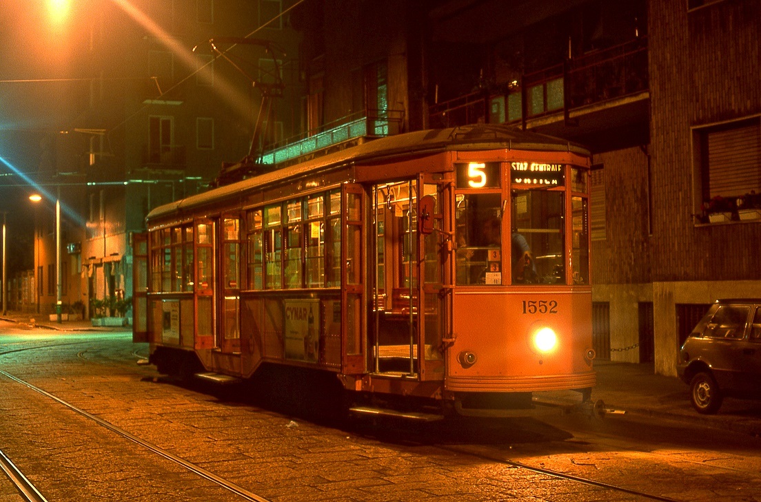 Mailand Tw 1552 in der Schleife Via Alessandro Milesi, 23.08.1992.