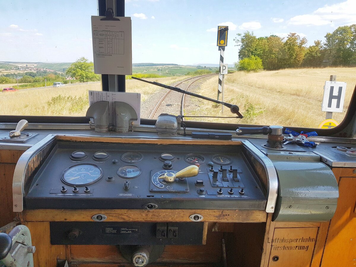 Mainschleifenbahn__Blick über den übersichtlichen  Fahrertisch  bei Unterwegshalt in der wunderschönen Landschaft.__13-08-2022