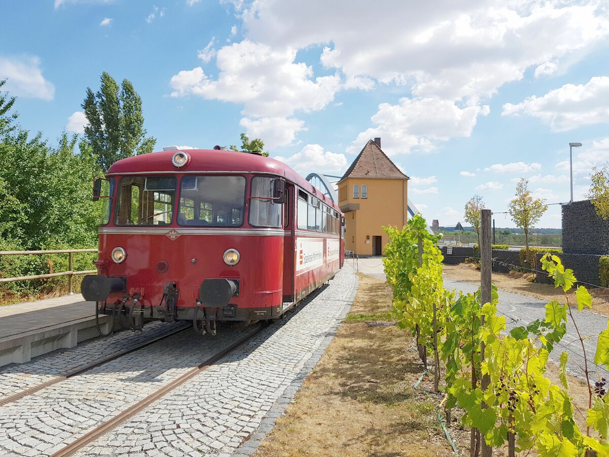 Mainschleifenbahn__KBS 12818 (seit 2019) ex KBS 418a. Die 10 km lange Strecke von Seligenstadt (bei Würzburg) bis Volkach-Astheim (hier im Bild) wird regelmäßig an Wochenenden betrieben vom ‘Förderverein Mainschleifenbahn e.V.‘ mit seinen zwei Schienenbussen. Insbesondere während des Volkacher Weinfests Mitte August ergibt sich ein erhöhtes Fahrgastaufkommen. Der  Personenverkehr war seit 1968 eingestellt,die letzte Fahrt eines Güterzugs erfolgte 1991 und am 28. Mai 1994
wurde der komplette Verkehr eingestellt. 2011 konnte der 'Förderverein Mainschleifenbahn' die Strecke von der Deutschen Bahn kaufen.Im Bild VT 796 702-9 Uerdingen 1960.__13-08-2022
