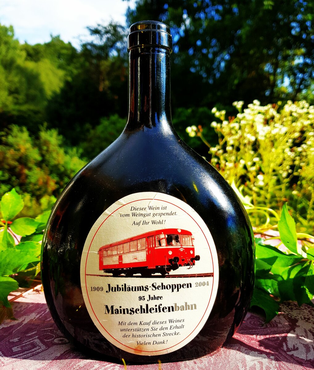 Mainschleifenbahn__KBS 12818 (seit 2019) ex KBS 418a.__Eine Bahnlinie mit eigenem Wein ! Jubiläums-Schoppen im typisch fränkischen Bocksbeutel, kredenzt im Jahr 2004 vom Förderverein Mainschleifenbahn e.V. 