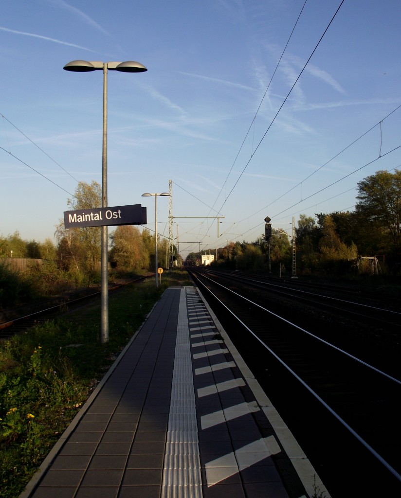 Maintal Ost mit schiefen Schild am 31.10.13 