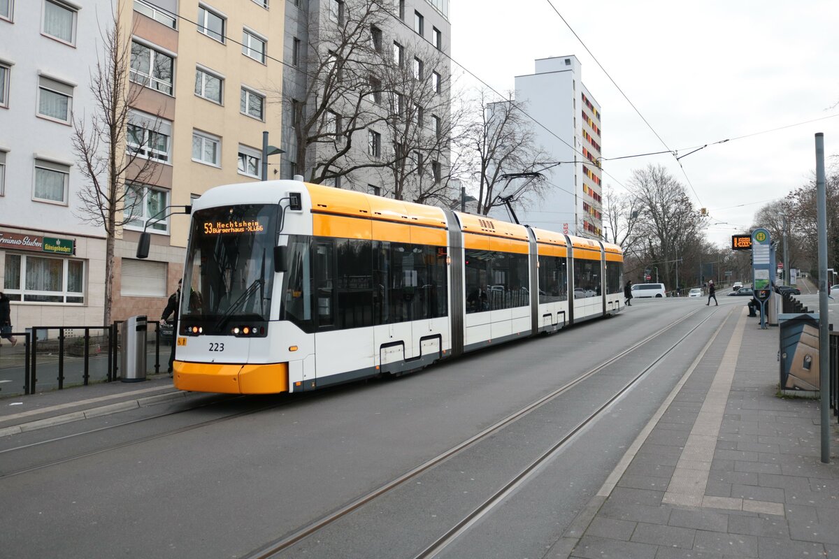 Mainzer Mobilität Stadler Variobahn 223 am 11.01.22 in Mainz Innenstadt. An dieser Stelle hält die Straßenbahn im Gefälle