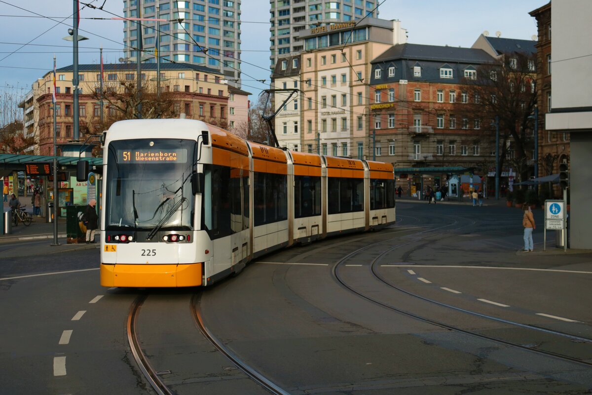 Mainzer Mobilität Stadler Variobahn 225 am 31.12.21 in Mainz Hbf