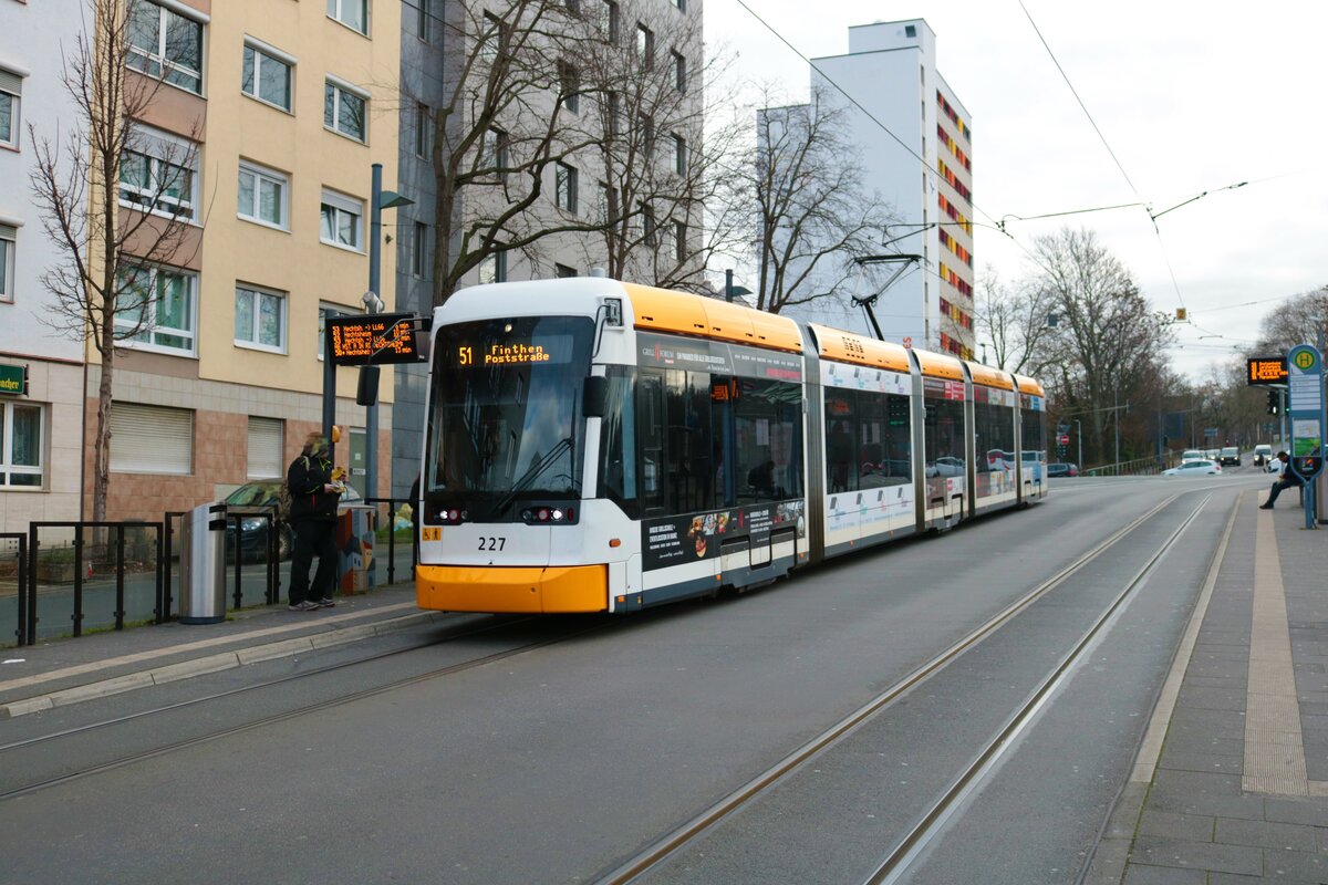 Mainzer Mobilität Stadler Variobahn 227 am 11.01.22 in Mainz Innenstadt. An dieser Stelle hält die Straßenbahn im Gefälle