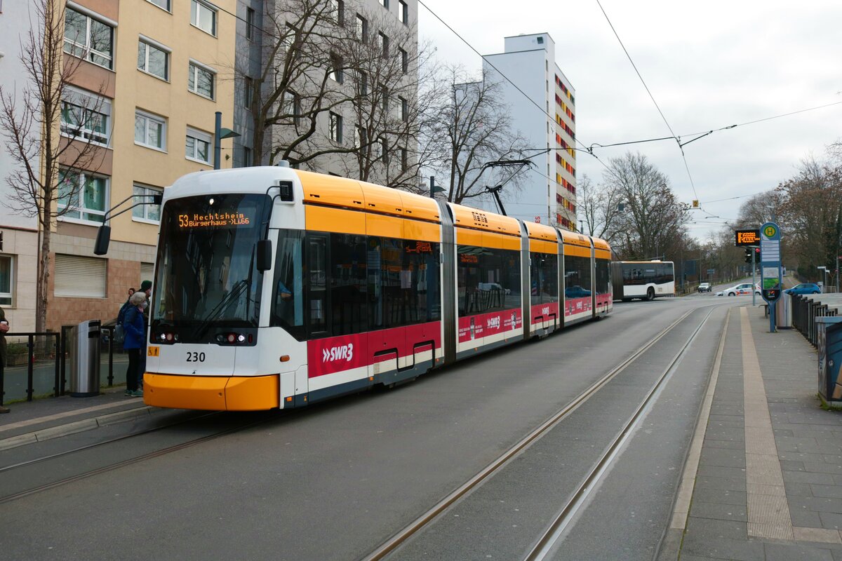 Mainzer Mobilität Stadler Variobahn 230 am 11.01.22 in Mainz Innenstadt. An dieser Stelle hält die Straßenbahn im Gefälle