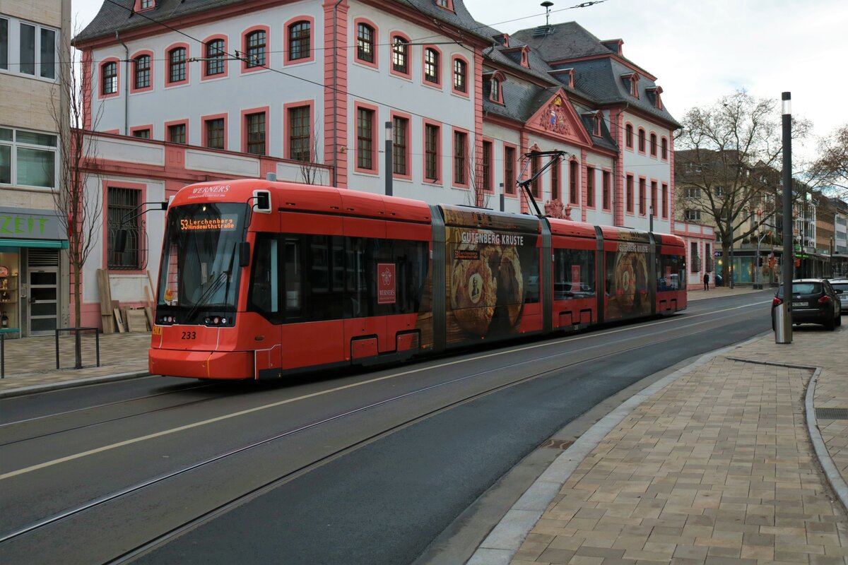 Mainzer Mobilität Stadler Variobahn 233 am 31.12.21 in Mainz Innenstadt