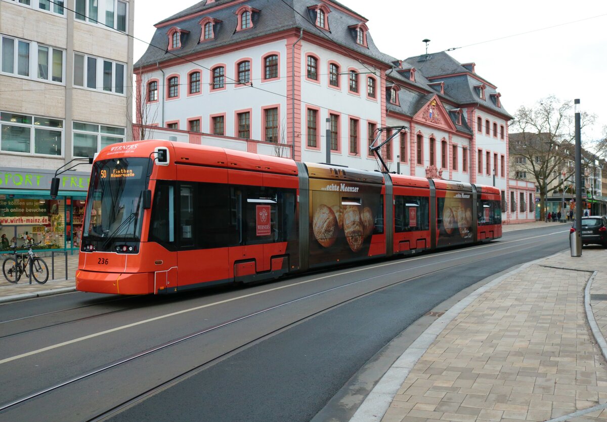 Mainzer Mobilität Stadler Variobahn 236 am 31.12.21 in Mainz Innenstadt