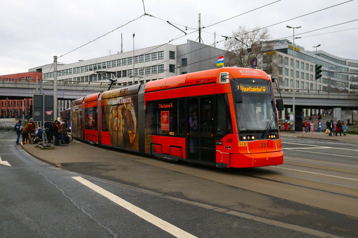 Mainzer Mobilität Stadler Variobahn Wagen 233 am 12.02.24 in Mainz Hbf