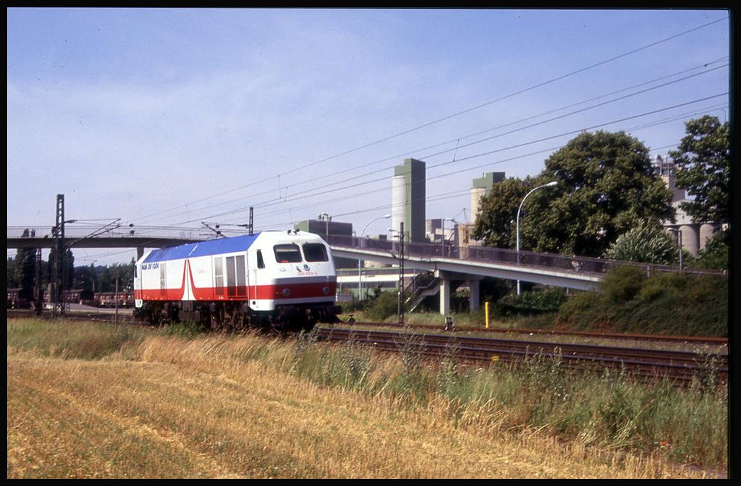 MAK 1024 mit der DB Bezeichnung 240002 ist hier am 9.7.1993 solo in Lengerich auf der Rollbahn nach Münster unterwegs.