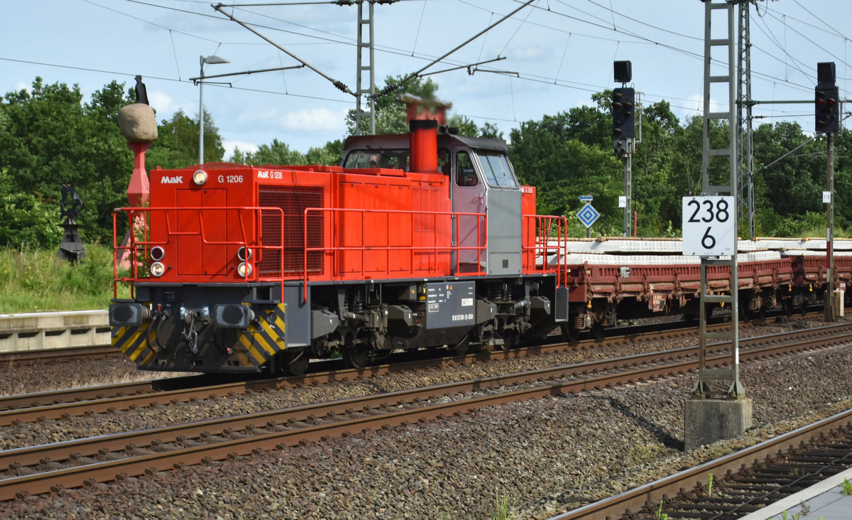 Mak 1206 275 809-2 der LOCON mit Bahnschwellen bei der Durchfahrt am Bahnhof Büchen. 20.06.2017