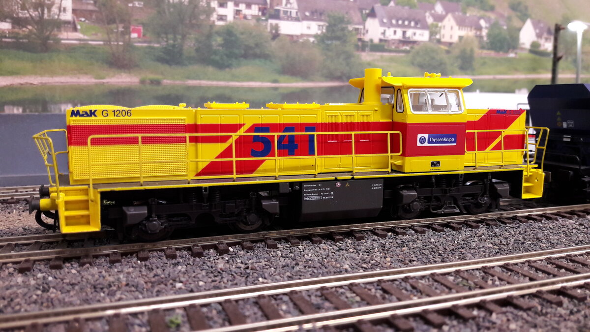 MAK 1206 Lok 541 in ThyssenKrupp Version ( in dieser Beschriftung nicht als Modell erhältlich ) , Grundmodell Piko 59480  EH Version ( Eisenbahn Häfen Duisburg )
durchfährt am 25.03.2021 Harrstadt Hauptbahnhof
