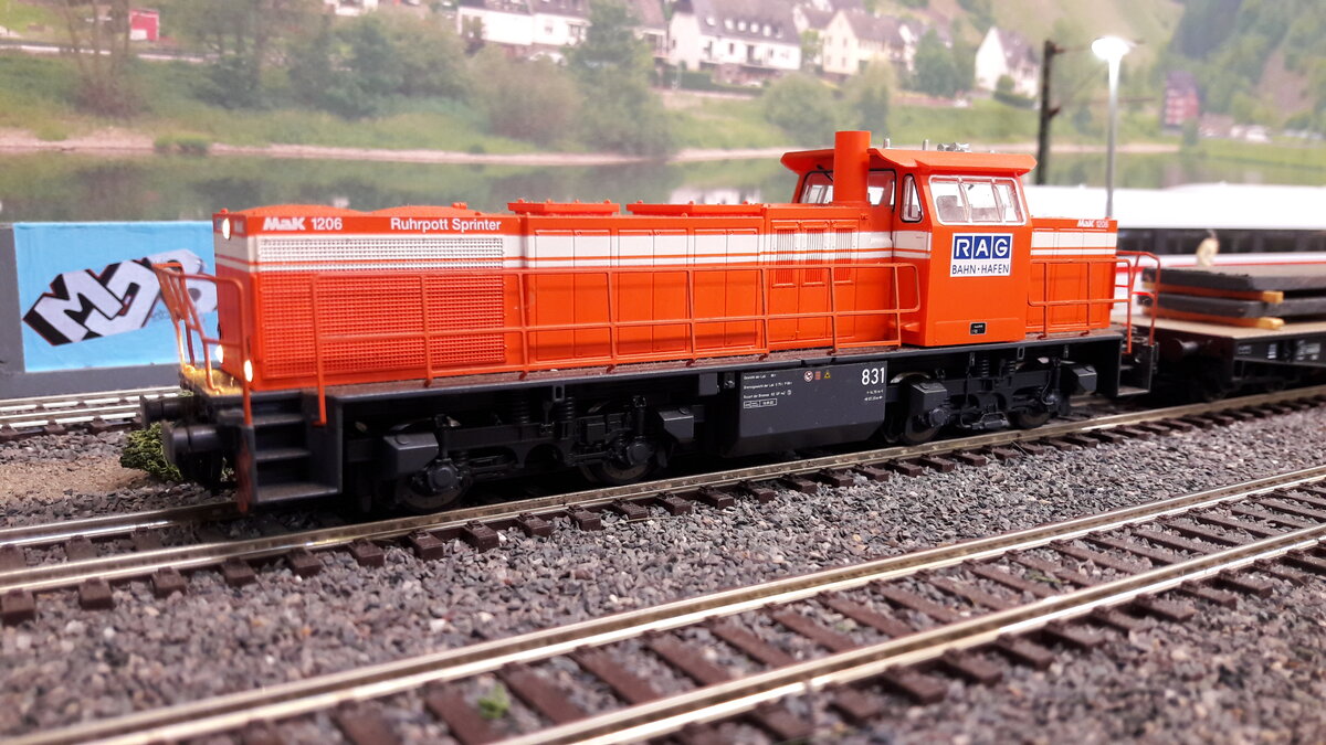 MAK 1206 Ruhrpottsprinter RAG Bahn Hafen , Piko 59481, durchfährt Harrstadt Hauptbahnhof mit Brammenzug am 25.03.2021