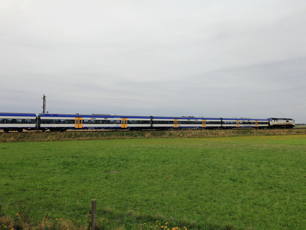 MaK 2700-11(NVR Nummer 92 80 1251 011-3-D-VL) als NOB NOB81752 auf der Fahrt nach Westerland (Sylt) am Bahnübergang in Keitum gesehen am 18. August 2015. 