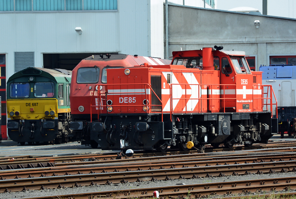 MaK DE 1002 (272 023-9) der HGK-Nr. DE 85 und sonstiges schweres Gerät (u.a. Class 66) in Brühl-Vochem - 26.07.2014
