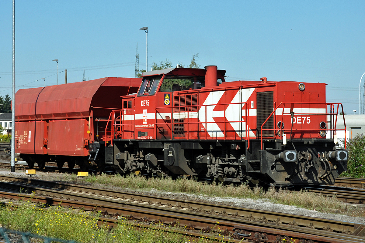 MaK DE 1002 (DE 75 der HGK) mit Sch�ttgutwagen in Br�hl-Vochem - 05.09.2013