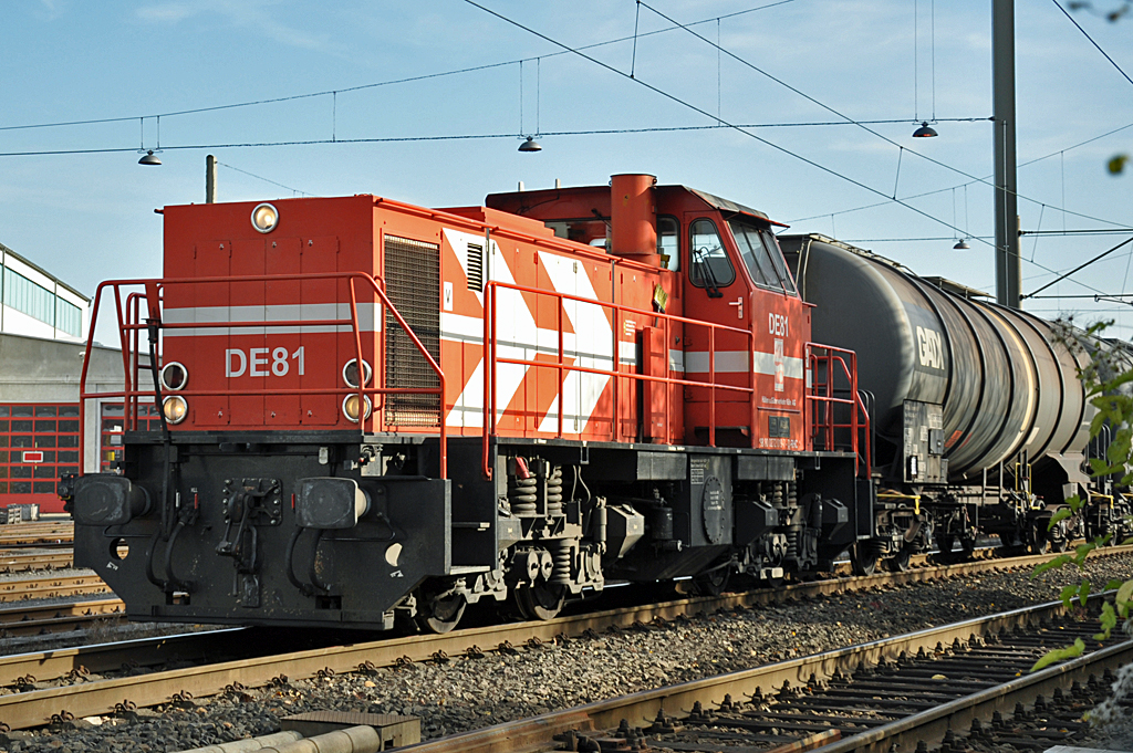 MaK DE 1002 der HGK DE81 mit Kesselwagen in Brühl-Vochem - 22.10.2013