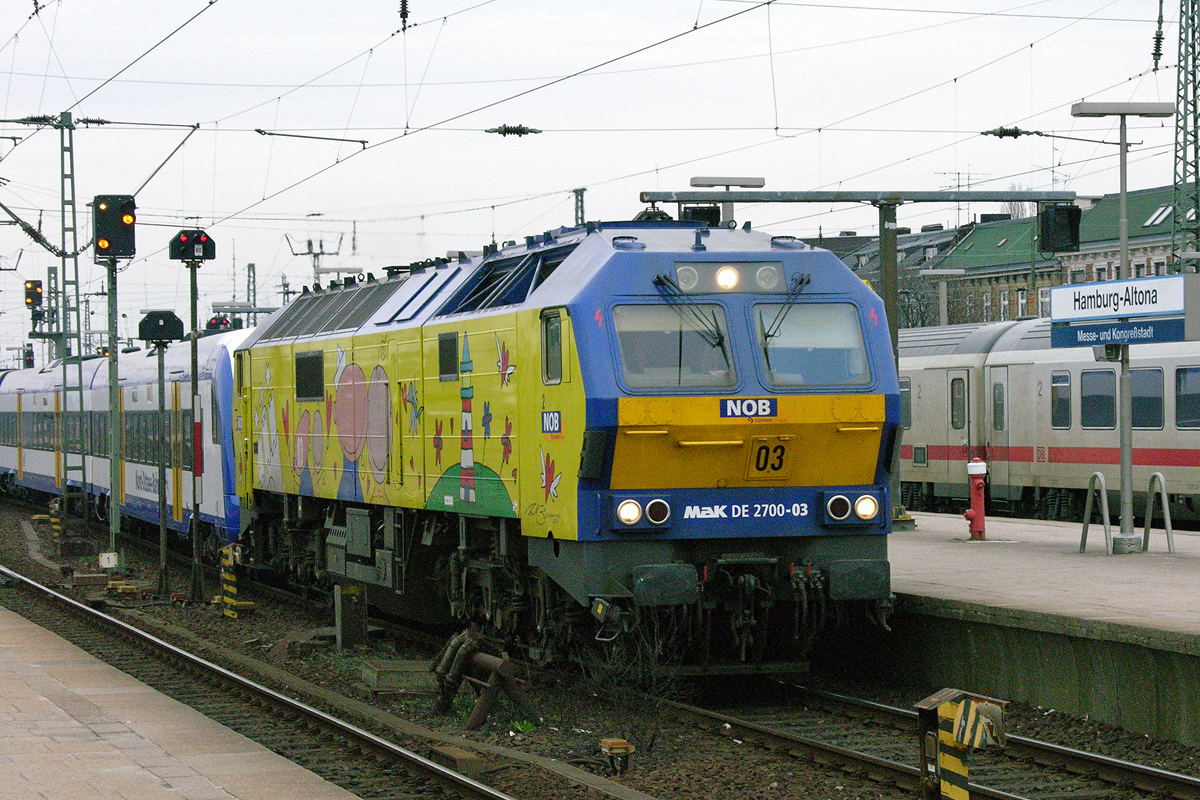 MaK DE 2700-01 mit NOB 80526 Hamburg-Altona – Westerland(Sylt) in Hamburg-Altona (15.04.2006)