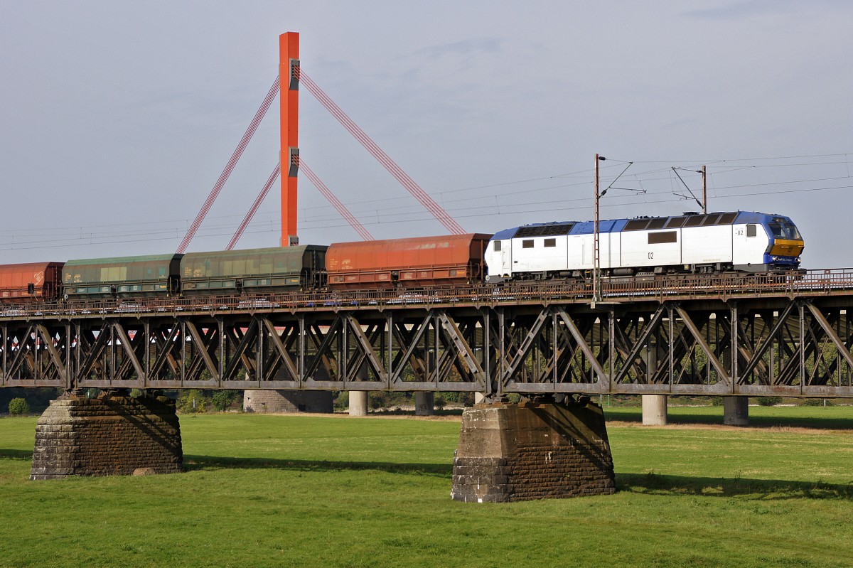MAK DE 2700-02 am 28.09.2014 in Duisburg auf der Haus-Knipp-Brücke.
