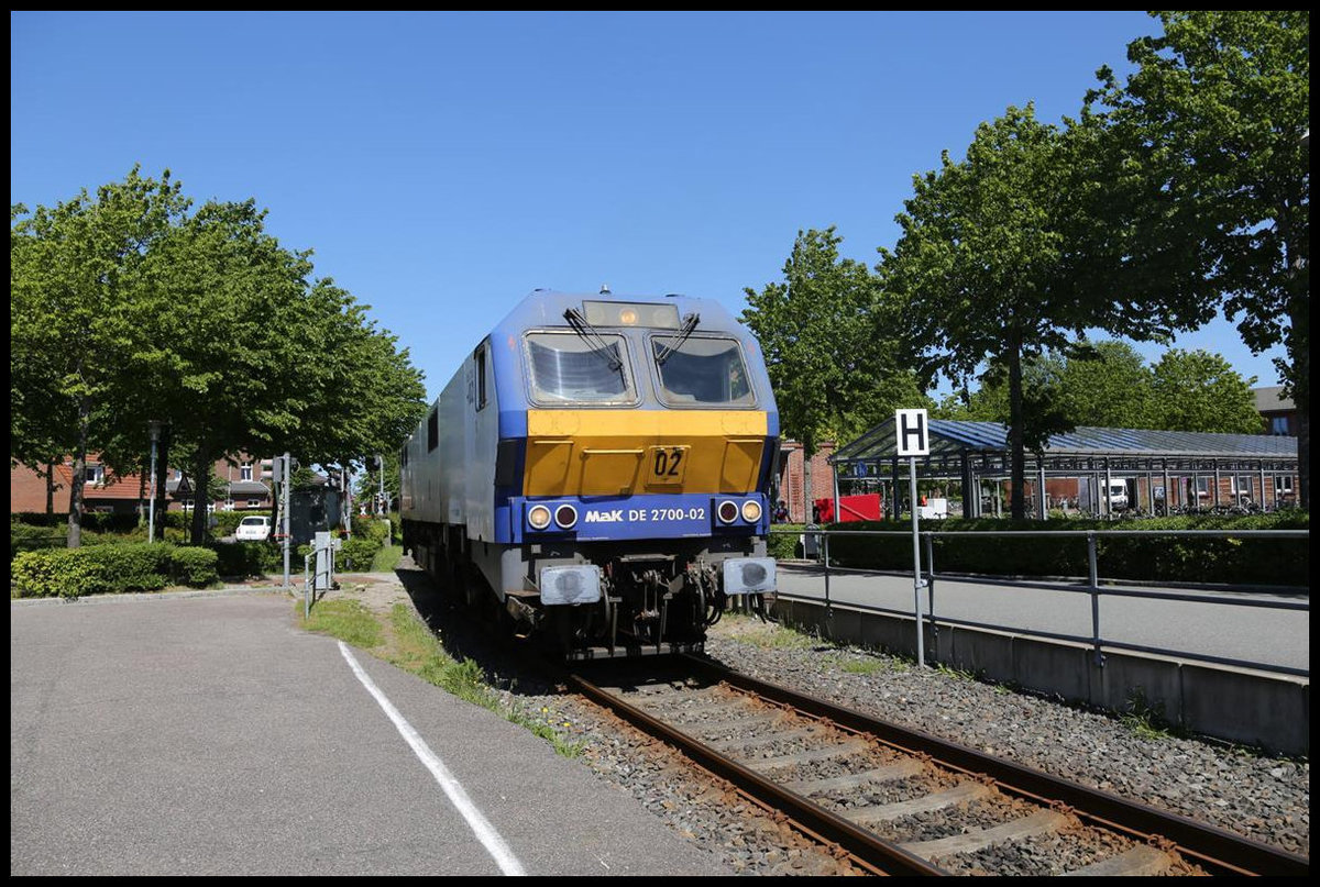 Mak DE 2700-02 verläßt hier am 29.05.2020 den Bahnhof Niebüll NEG, um wenig später im nebenan liegenden Bahnhof Niebüll einen Autozug nach Sylt zu bespannen.