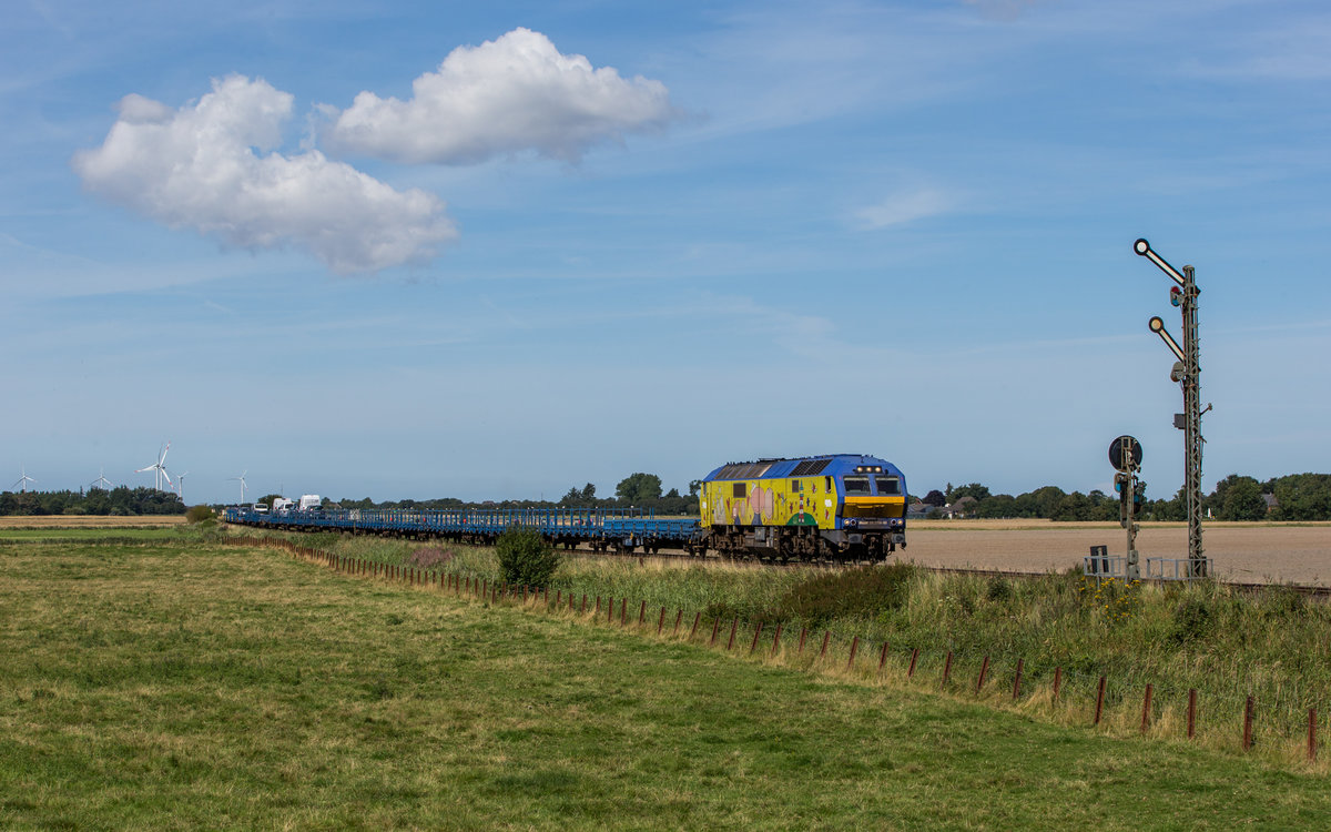 MAK DE 2700-03 fährt mit einem Autozug bei Lehnshallig in Richtung Niebüll, aufgenommen am 14. August 2017.