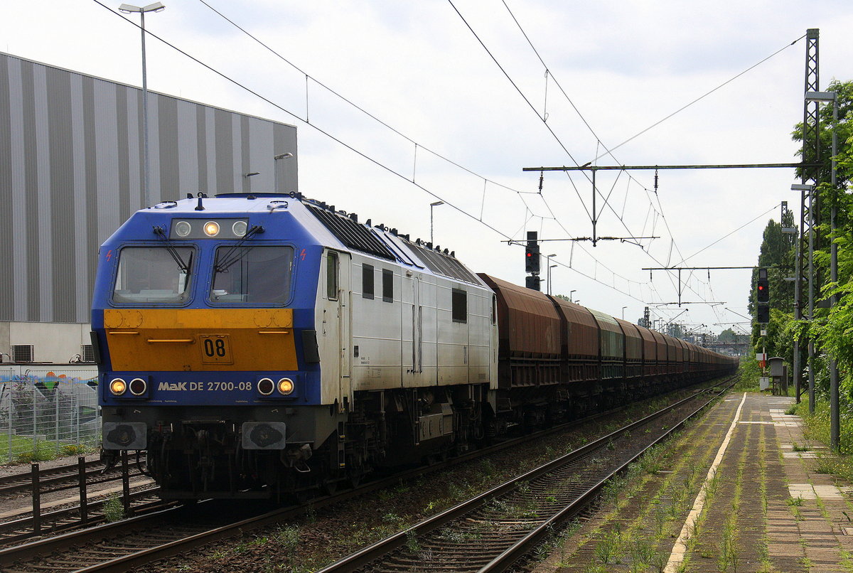 Mak DE 2700-08 von NIAG  kommt mit einem Kohlenzug aus Moers(Gbf) nach Wilhelmshaven  und kommt aus Richtung Duisburg,Rheinhausen und fährt durch Duisburg-Rheinhausen-Ost in Richtung Duisburg-Hochfeld-Süd. 
Aufgenommen vom Bahnsteig in Duisburg-Rheinhausen-Ost. 
Bei Sommerwetter am Nachmittag vom 27.7.2017.