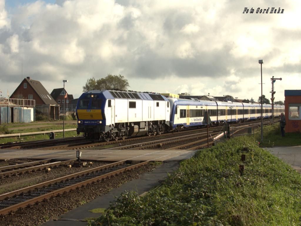 MaK DE 2700-10 erreicht am 17.10.2014 um 11.31 Uhr mit ihrer NOB Garnitur den Bahnhof Westerland auf Sylt.