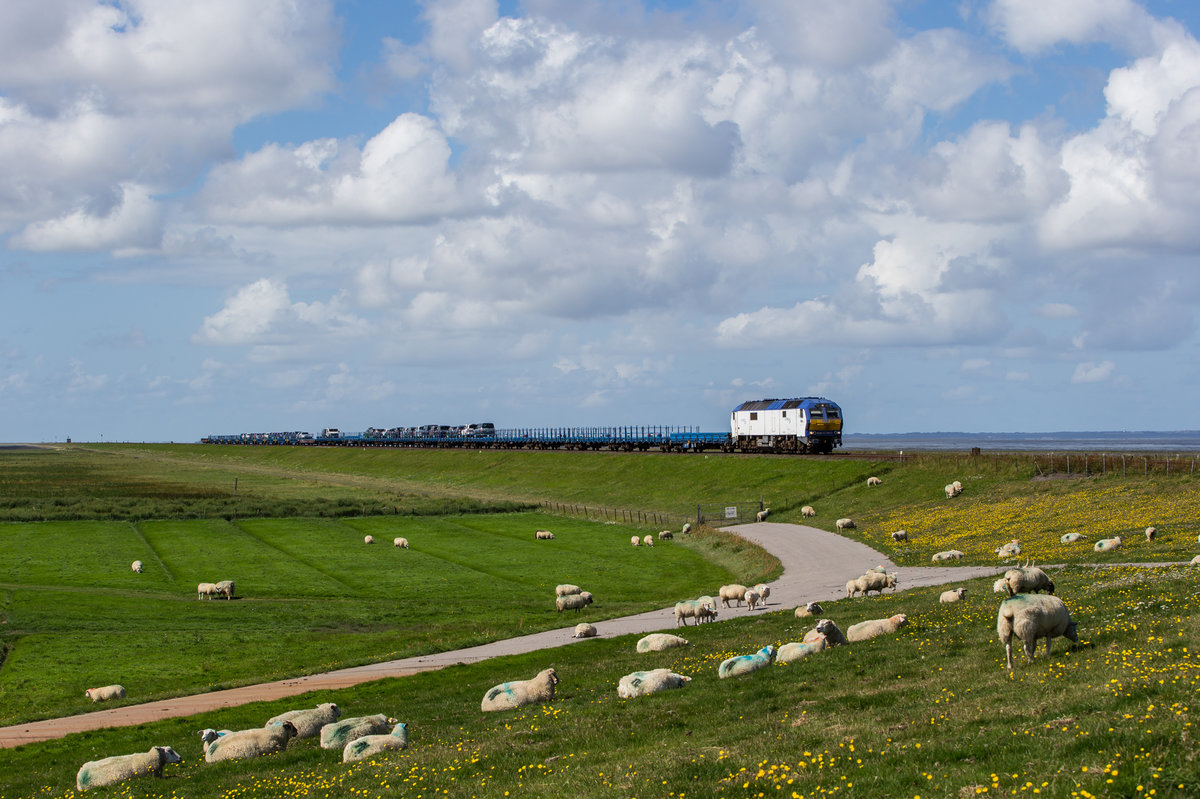MAK DE 2700-11 fährt mit einem Autozug in Richtung Niebüll, aufgenommen am Friedrich-Wilhelm-Lübke-Koog am 13. August 2017.
