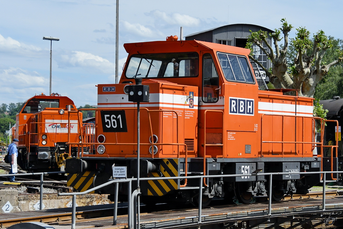 MaK DE 502  561  wird auf der Drehscheibe präsentiert, im Hintergrund wartet eine Alstom H3-Hybridlokomotive. (Eisenbahnmuseum Bochum, Juni 2019)