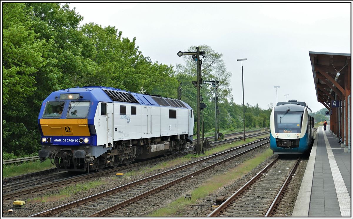 MAK DE2700-02 Autozug und RB5738 Arriva nach Esbjerg in Niebüll. (21.05.2019)