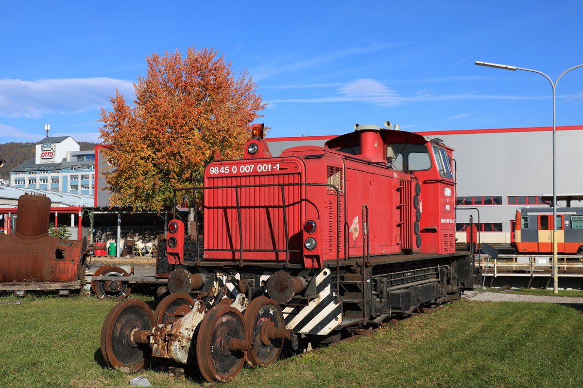 MAK DH700.1 hat Ihre Dienste getan und steht schon seit einigen Jahren am Gelände des Graz Köflacher Bahnhofes  wo sie auf Ihre weitere Zukunft wartet. 
13.10.2017 von der Straße aus aufgenommen.