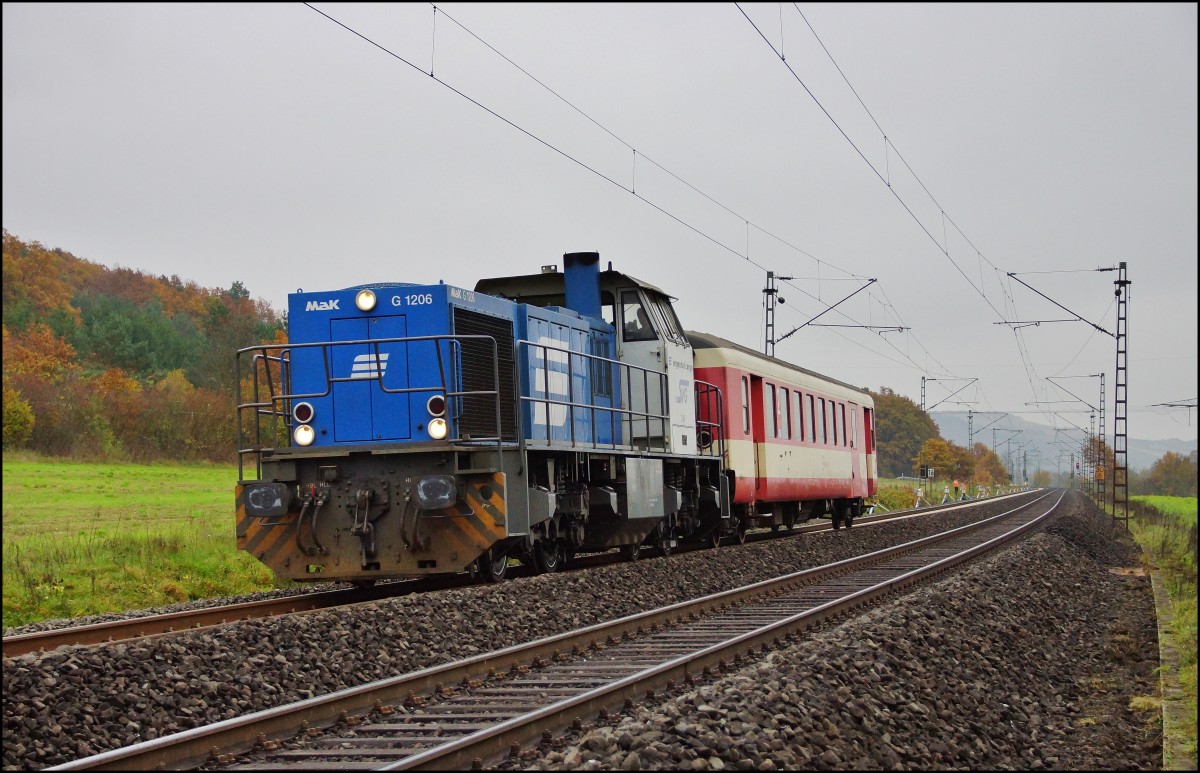 Mak G 1206 ist mit einen Personenwagen von SVG bei Haarbach zu sehen am 11.11.14.