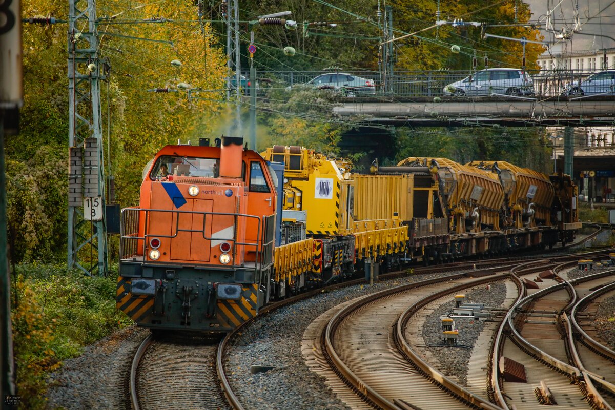 MaK G1206 northrail mit Bauzug in Wuppertal, November 2021.