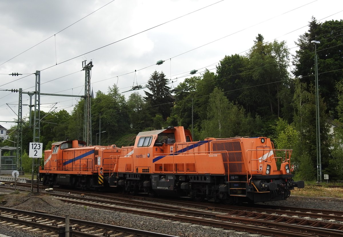 MAK G1600 UND GRAVITA 10BB DER NORTH RAIL IM BAHNHOF BETZDORF/SIEG
Am 24.5.20 kommen die beiden Dieselloks der NORTH RAIL im Bahnhof BETZDORF/SIEG
gerade von der Dieseltankstelle....