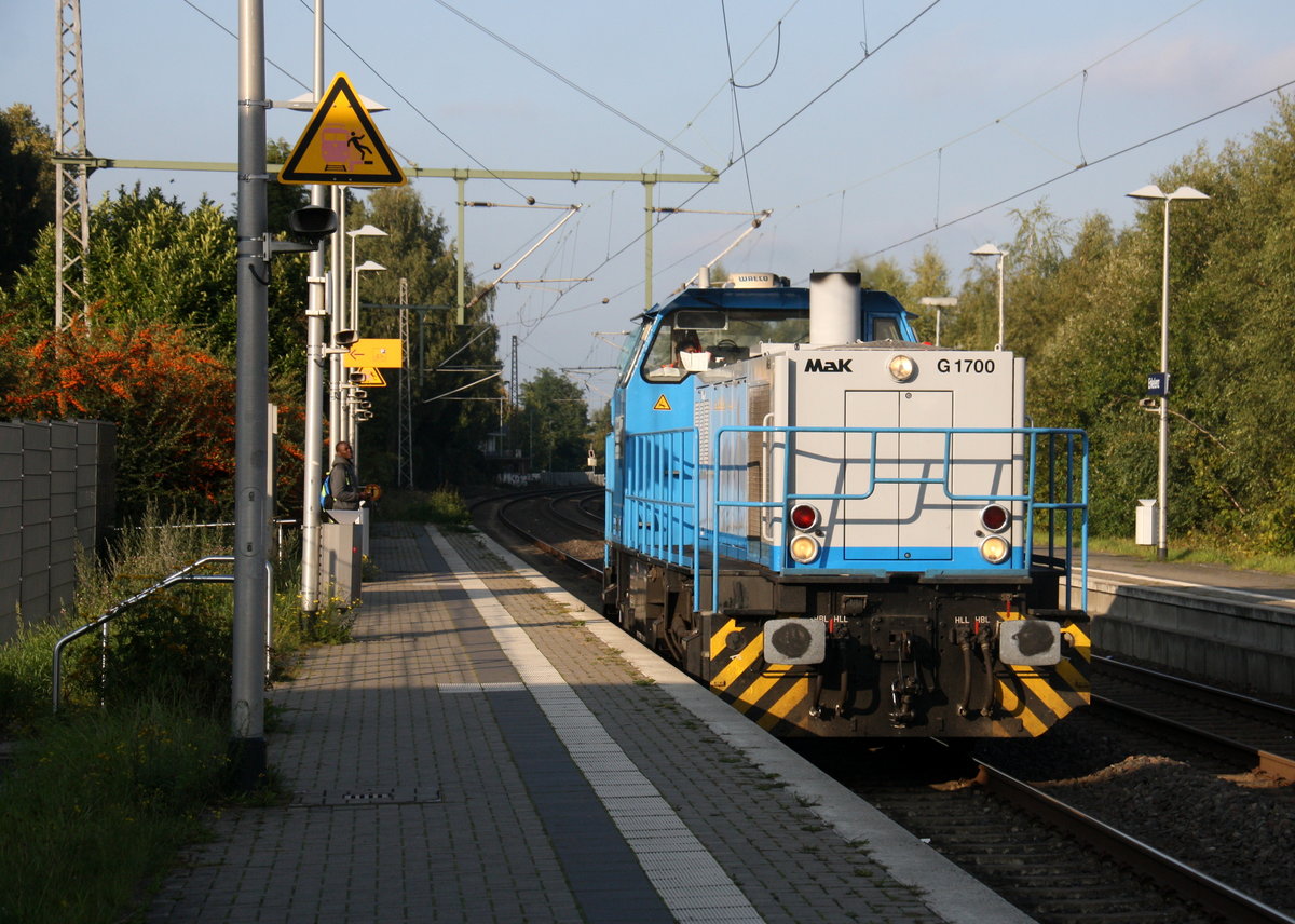 MaK G1700 (277 809-0) kommt als Lokzug Duisburg-Rheinhausen-Ost nach Stolberg-Rheinland-Hbf und kommt aus Richtung Mönchengladbach-Hbf,Rheydt-Hbf,Wickrath,Beckrath,Herrath und fährt durch Erkelenz in Richtung Baal,Hückelhoven-Baal,Brachelen,Lindern,Süggerrath,Geilenkirchen,Frelenberg,Zweibrüggen,Übach-Palenberg,Rimburg,Finkenrath,Hofstadt,Herzogenrath, Kohlscheid,Richterich,Laurensberg,Aachen-West,Aachen-Schanz,Aachen-Hbf,Aachen-Rothe-Erde,Aachen-Eilendorf,Stolberg-Hbf(Rheinland). 
Aufgenommen vom Bahnsteig 1 in Erkelenz. 
Bei Sommerwetter am Nachmittag vom 19.9.2017.