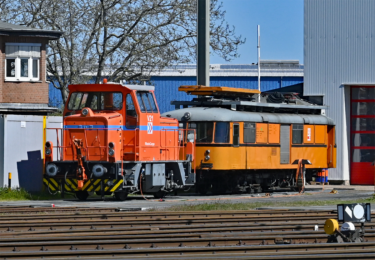 MaK GB21 Kleinlok RHC V21 und umgebauter Arbeitswagen der HGK in Brühl-Vochem - 26.04.2021