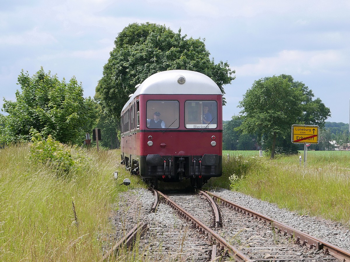 MaK GDT 0518 der Arbeitsgemeinschaft Verkehrsfreunde Lneburg (AVL) als Heideexpress auf der Fahrt von Lneburg nach Bleckede kurz vor Erbstorf, 21.06.2015
