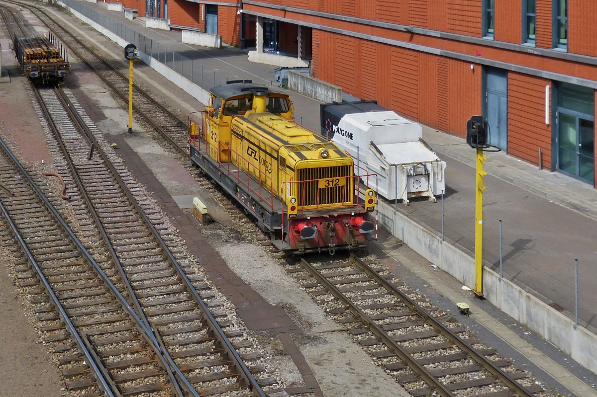 Mak Lok CFL Cargo 312, kommt aus der Güterzugabstellung zurück und durchfährt alleine das Bahnhofsvorfeld vom Belval Université. Lokdaten: Gebaut von MaK im Jahr 1973; Typ G 850 BB; Bau Nr. 800175; Bauart: B’B‘-dh. Aufgenommen von der Überführung zum Einkaufszentrum am 14.04.2021. Lok Infos aus Loks aus Kiel.

