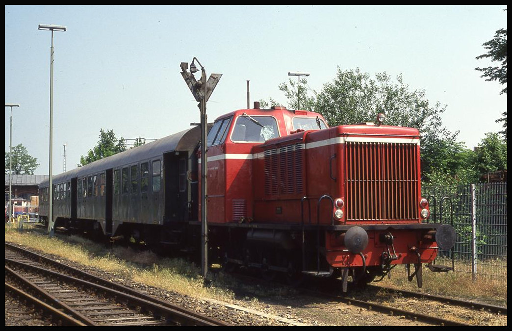 Mak OL 1 der WKB stand als Personenzug am 8.6.1992 anläßlich eines Aktionstages der örtlichen Museumsbahn im Bahnhof Rahden.