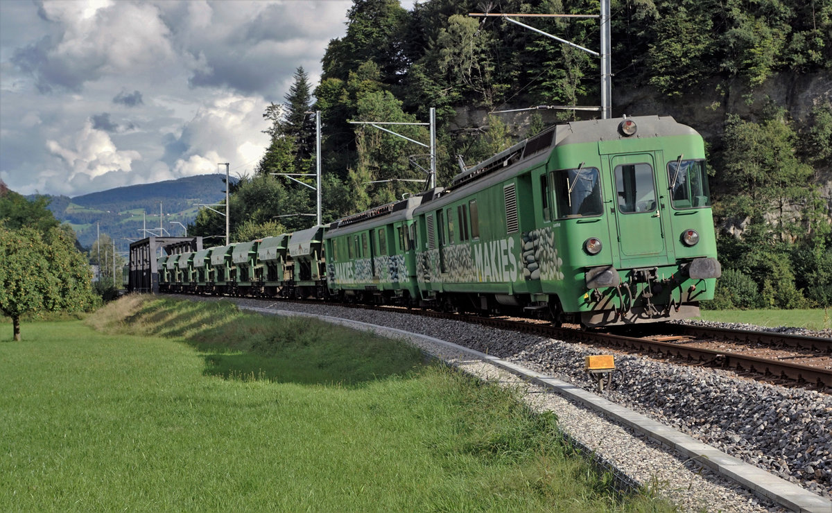 MAKIES AG Zell.
Der firmeneigene MAKIES-Pendelzug mit gleich drei BDe 4/4 Triebwagen bei Werthenstein am 31. August 2020.
Foto: Walter Ruetsch