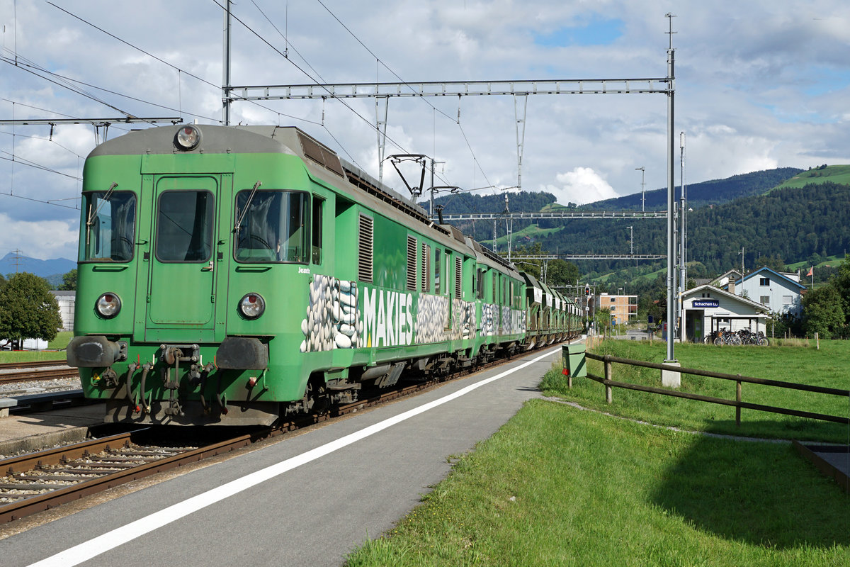 MAKIES AG Zell.
Der firmeneigene MAKIES-Pendelzug mit gleich drei BDe 4/4 Triebwagen bei Schachen am 31. August 2020.
Foto: Walter Ruetsch