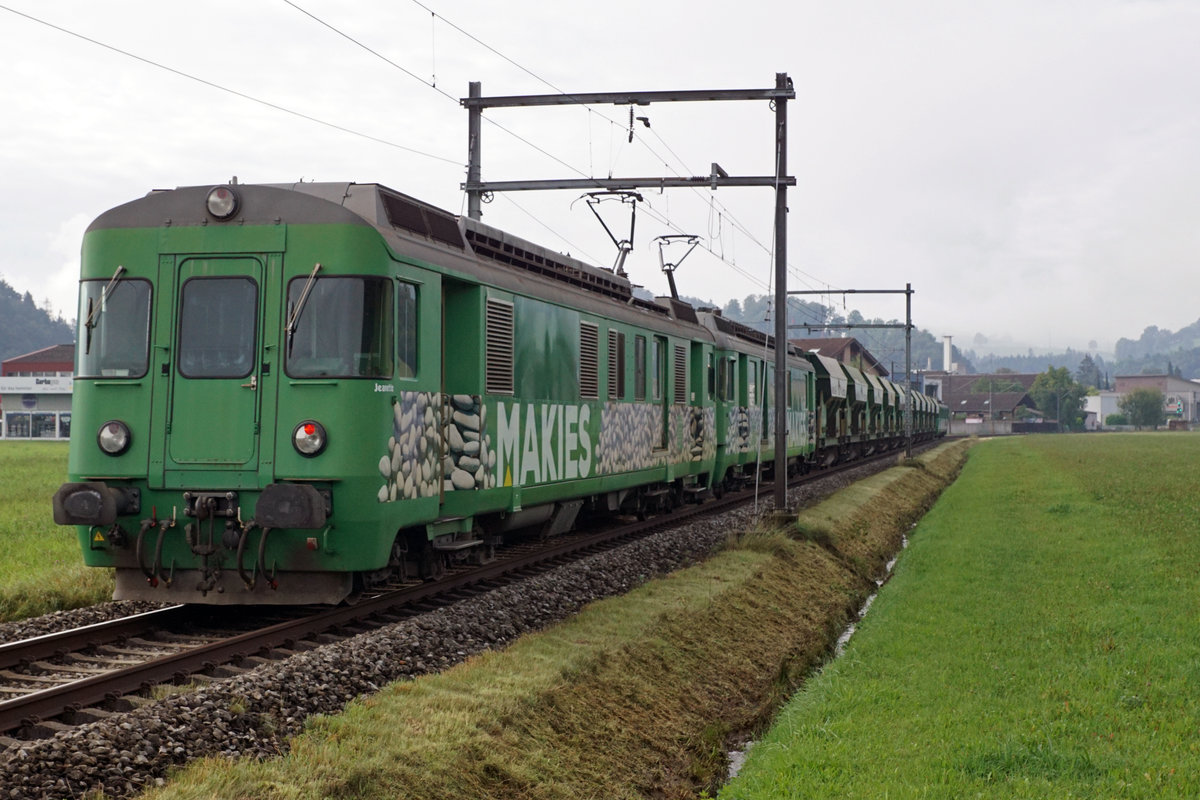 MAKIES AG Zell.
Der firmeneigene MAKIES-Pendelzug mit gleich drei BDe 4/4 Triebwagen bei Willisau am 31. August 2020.
Foto: Walter Ruetsch