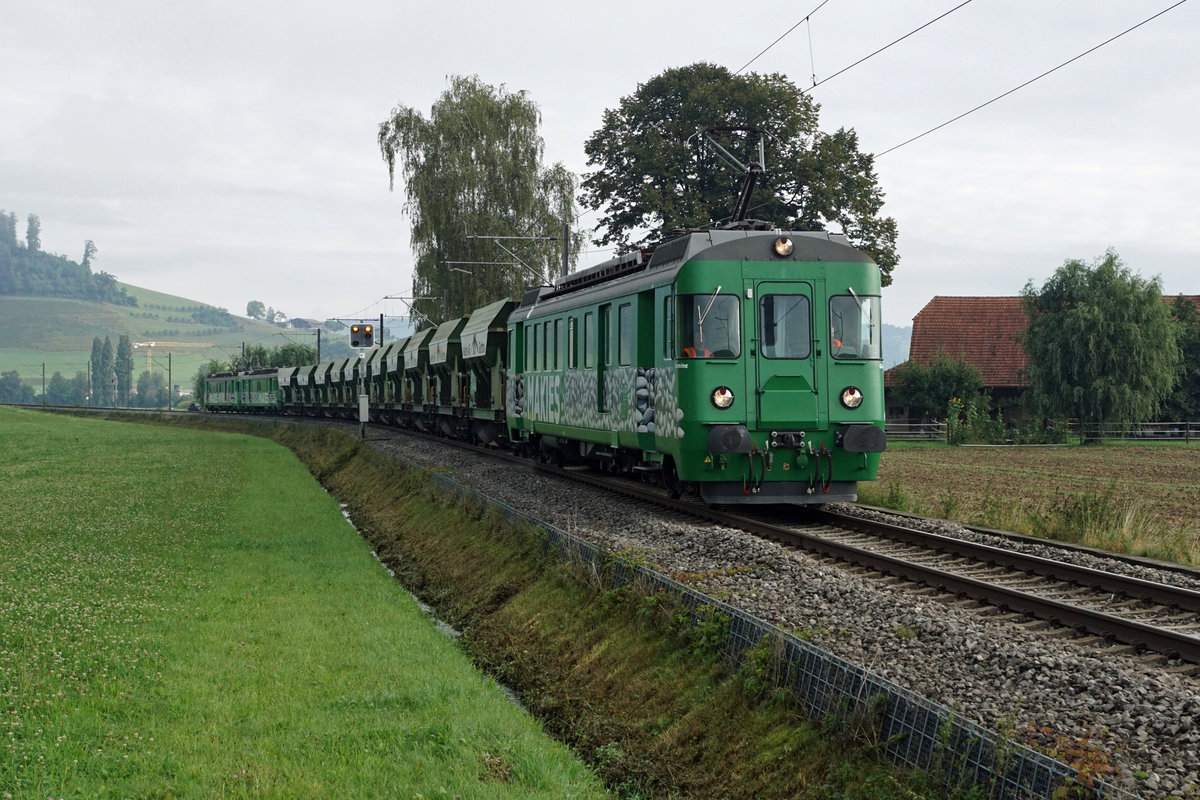 MAKIES AG Zell.
Schon herbstliche Morgenstimmung am letzten Sommertag im Luzerner Hinterland.
Der firmeneigene MAKIES-Pendelzug mit gleich drei BDe 4/4 Triebwagen bei Willisau am 31. August 2020.
Foto: Walter Ruetsch