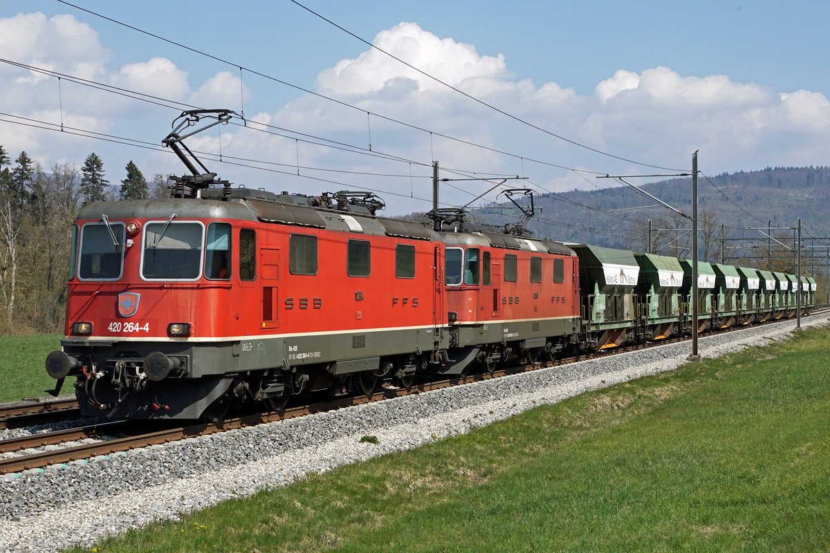 Makieszug mit Doppeltraktion Re 420 auf der Fahrt nach Gettnau bei Rothrist am 20. April 2021.
An der Spitze dieses Zuges eingereiht war die Re 420 264-4.
Foto: Walter Ruetsch 