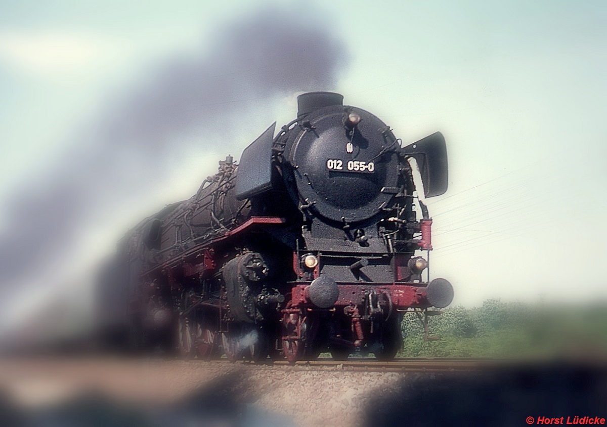 Mal ein etwas anderer Blick auf 012 055-0, die am 01.08.1974 mit einem Schnellzug nördlich von Rheine unterwegs ist