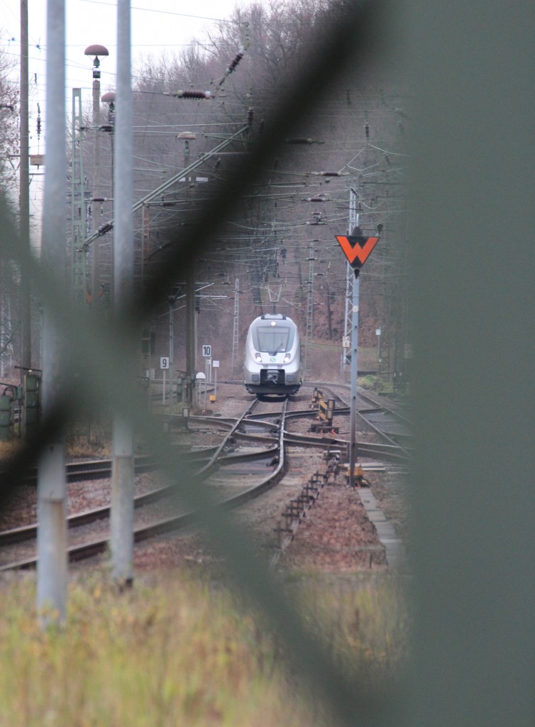 Mal ein kleines Experiment versucht. Den 1442 629 mit der S5 nach Flughafen Leipzig/Halle in Gößnitz zwischen den Strommasten durch fotografiert. 15.12.2013