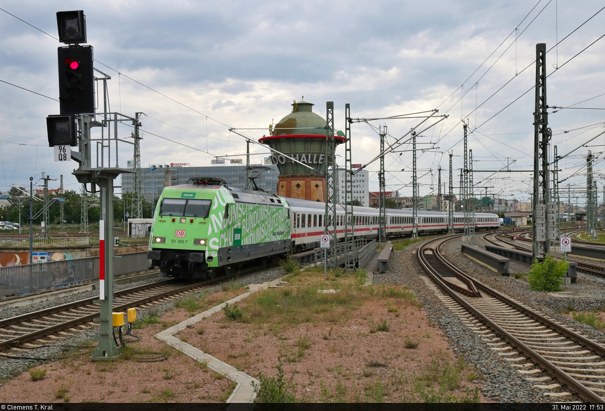Mal endlich wieder eine Werbelok hier zugegen:
101 005-7, mit Werbung für die Deutsche Eisenbahn-Versicherungskasse (DEVK), trifft in Halle(Saale)Hbf auf Gleis 8 ein.
Vom Ende des Bahnsteigs 8/9 aufgenommen.

🧰 DB Fernverkehr
🚝 IC 2239  Warnow  (Linie 56) Warnemünde–Leipzig Hbf
🕓 31.5.2022 | 17:53 Uhr