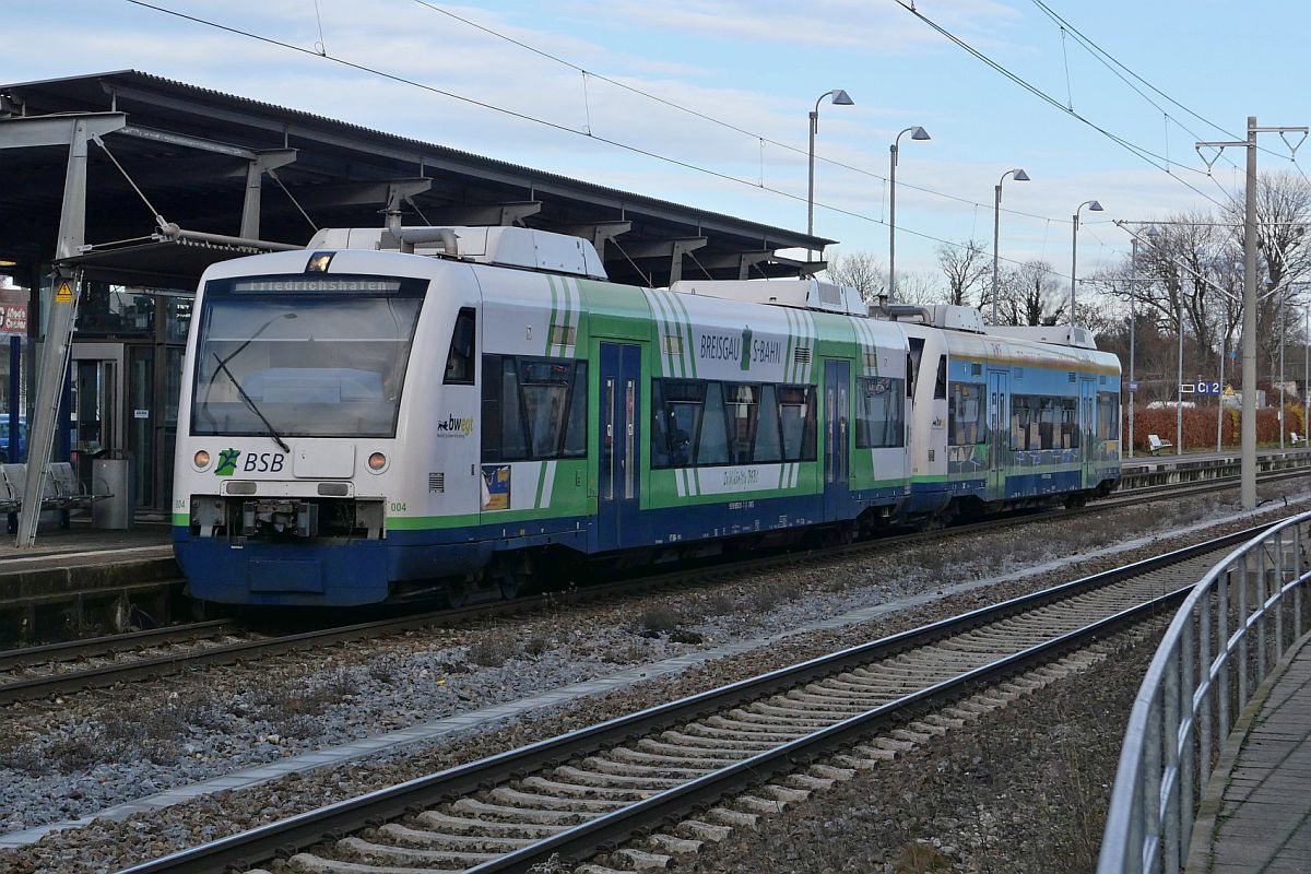 Mal keine blauen Triebwagen der Bodensee-Oberschwaben-Bahn. VT 004 (650 031-7) und VT 006 (650 033-3) der  Breisgau S-Bahn  als RB 91 / 87567, Aulendorf - Friedrichshafen Hafen, am 01.12.2021 in Meckenbeuren.